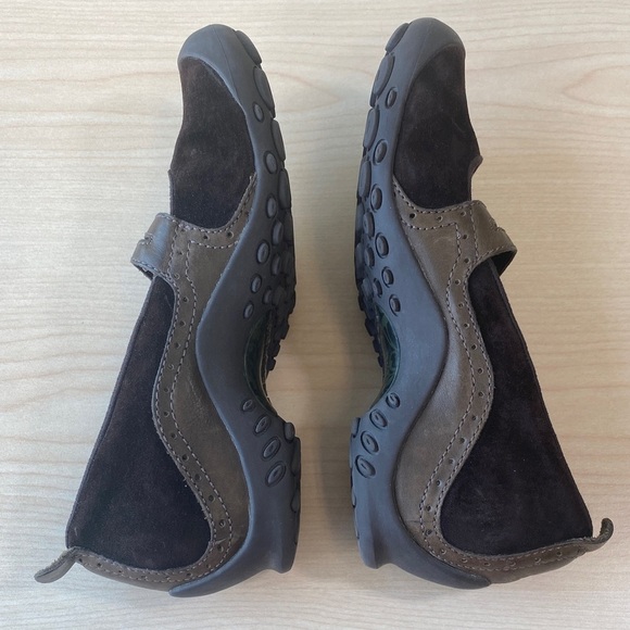 Merrell Women's Dark Suede Flats with Leather Strap - Picture 5 of 8